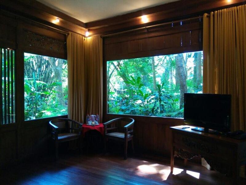 Imah Seniman Hotel Lembang Exterior photo
