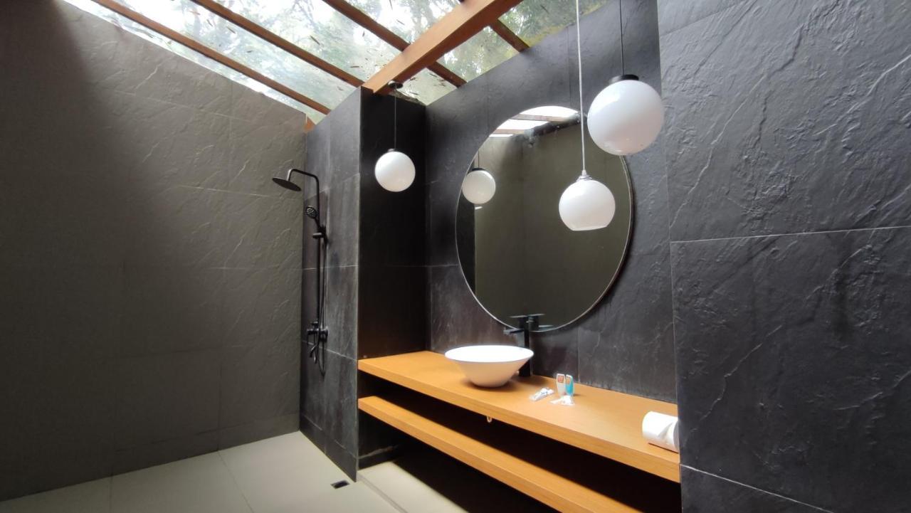 Imah Seniman Hotel Lembang Exterior photo