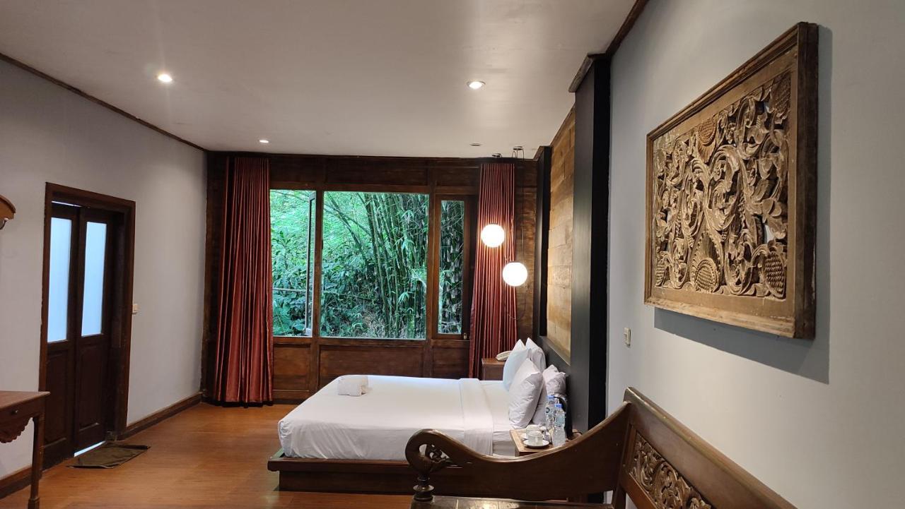 Imah Seniman Hotel Lembang Exterior photo