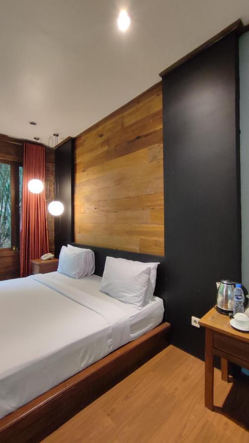 Imah Seniman Hotel Lembang Exterior photo