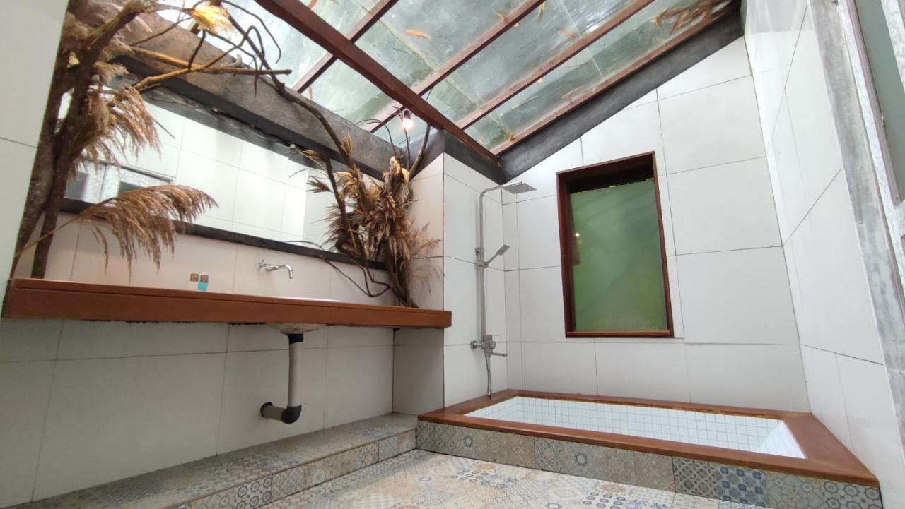 Imah Seniman Hotel Lembang Exterior photo