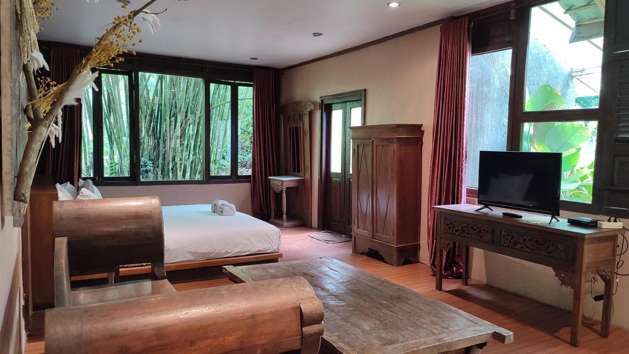 Imah Seniman Hotel Lembang Exterior photo