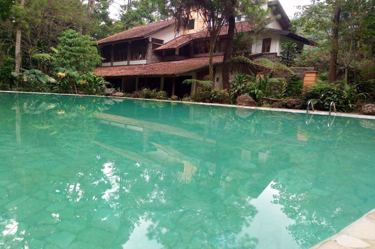 Imah Seniman Hotel Lembang Exterior photo