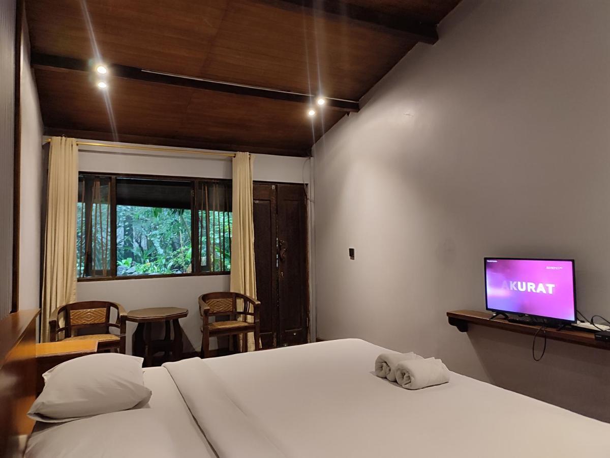 Imah Seniman Hotel Lembang Exterior photo