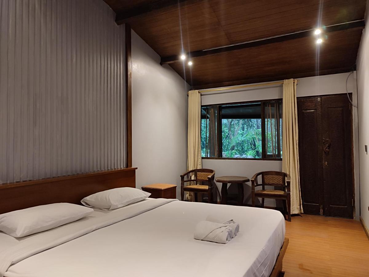 Imah Seniman Hotel Lembang Exterior photo