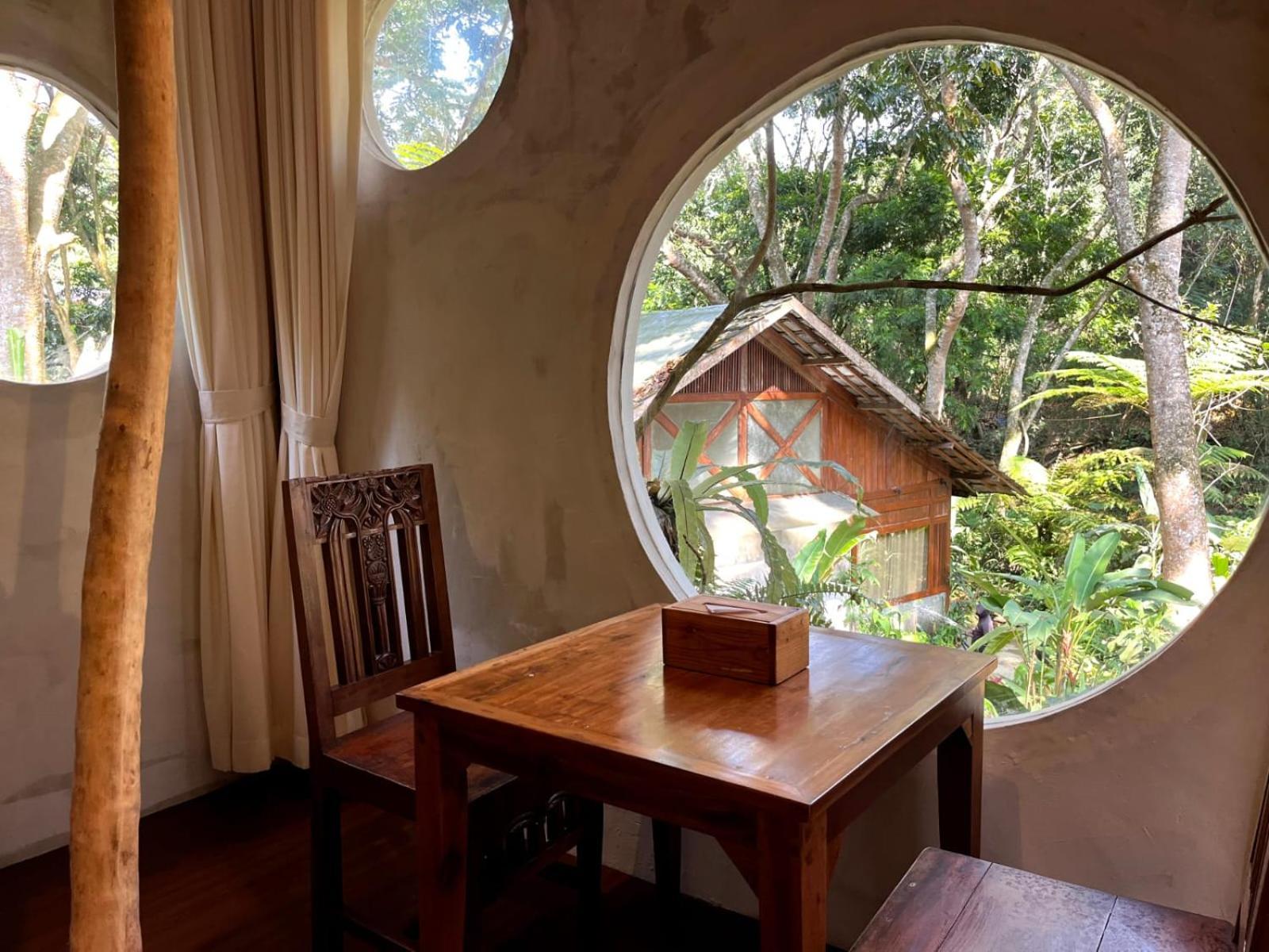 Imah Seniman Hotel Lembang Exterior photo