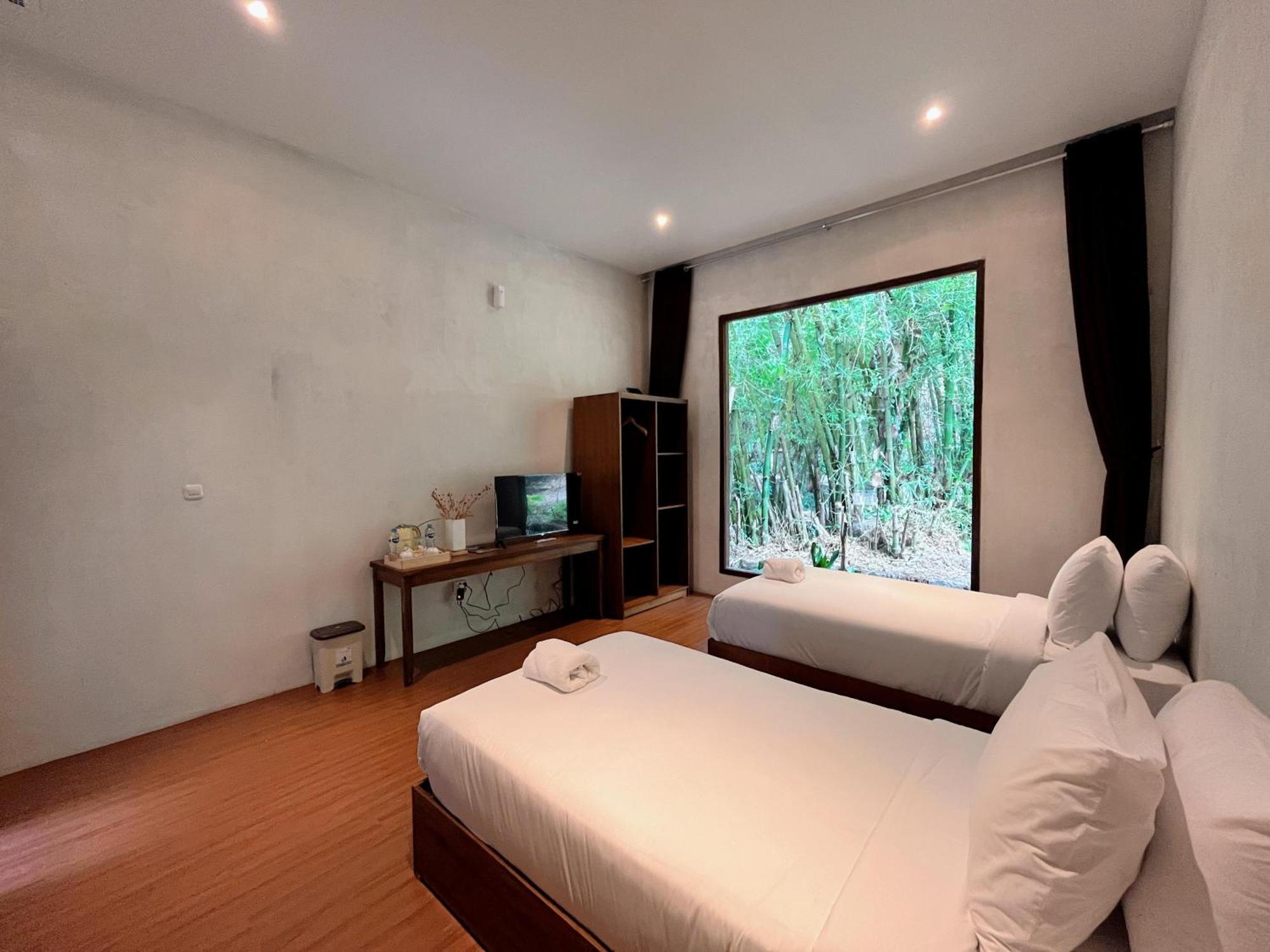 Imah Seniman Hotel Lembang Exterior photo