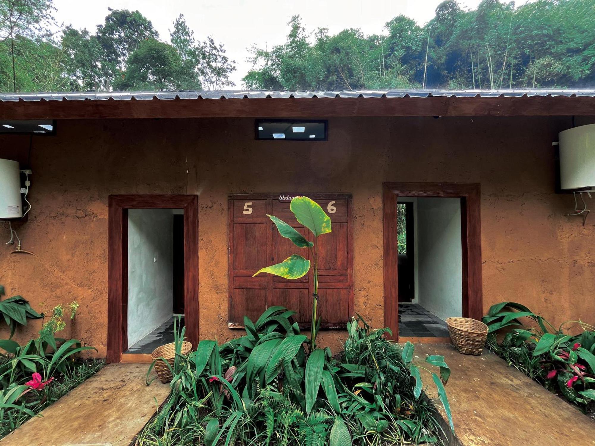 Imah Seniman Hotel Lembang Exterior photo