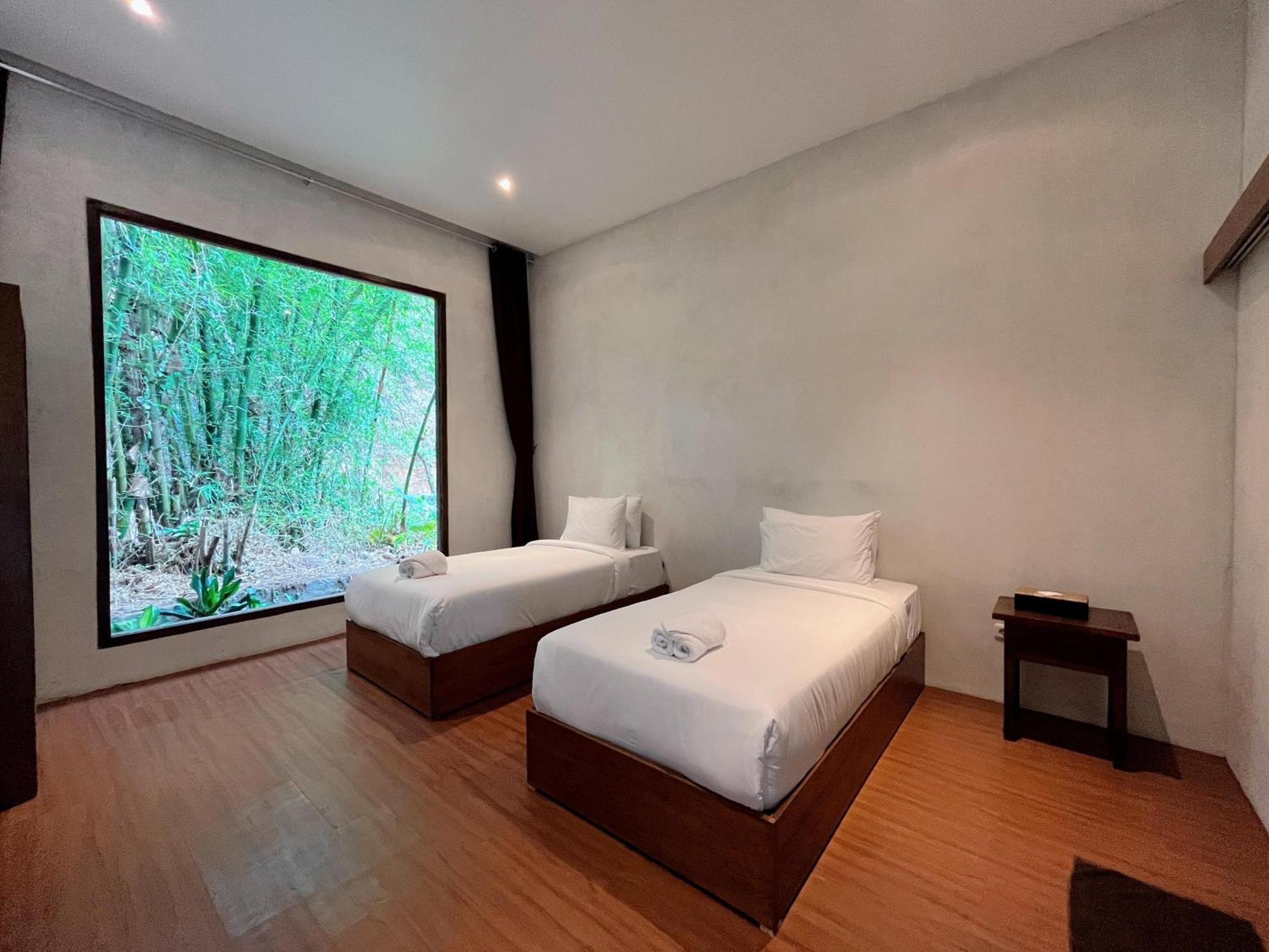 Imah Seniman Hotel Lembang Exterior photo