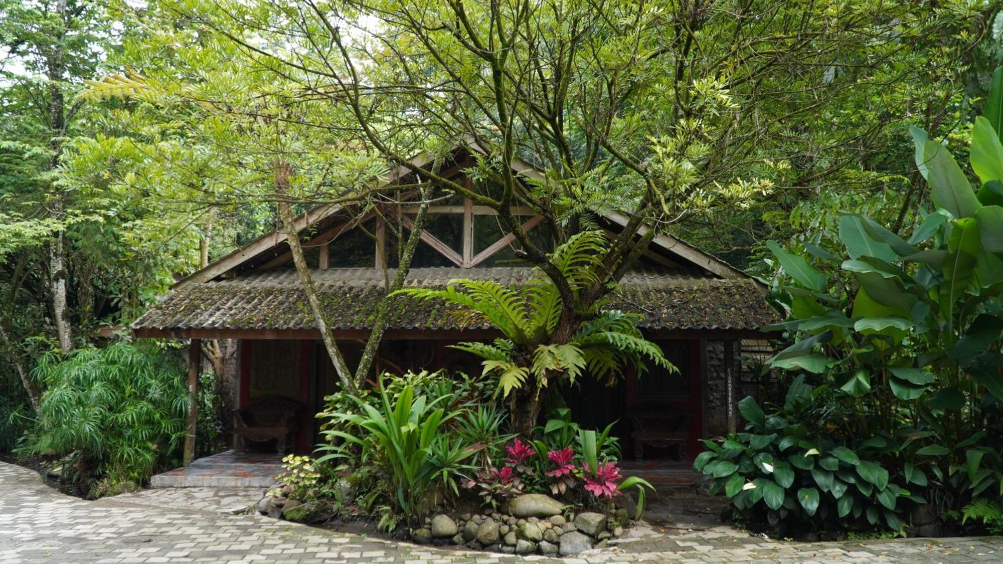 Imah Seniman Hotel Lembang Exterior photo