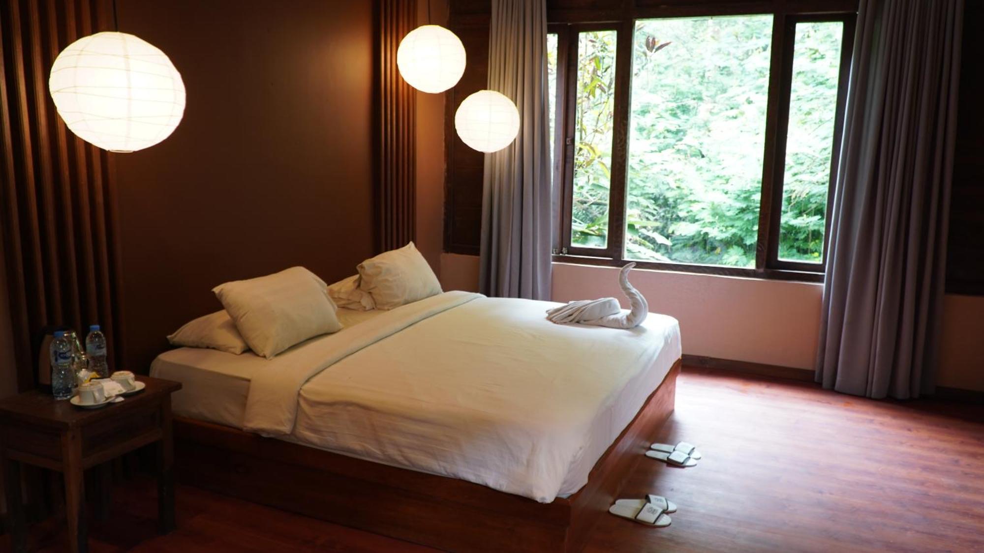 Imah Seniman Hotel Lembang Exterior photo