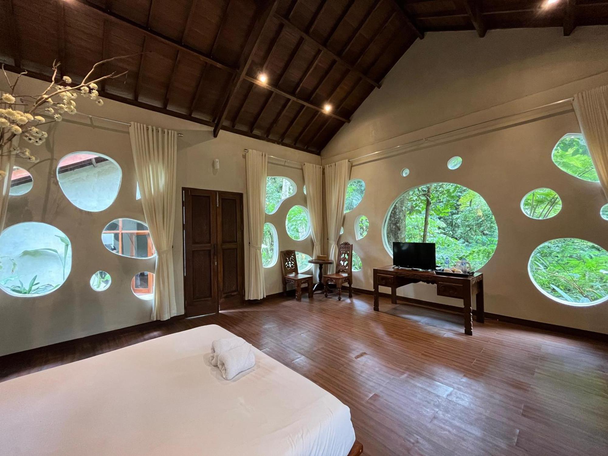 Imah Seniman Hotel Lembang Exterior photo