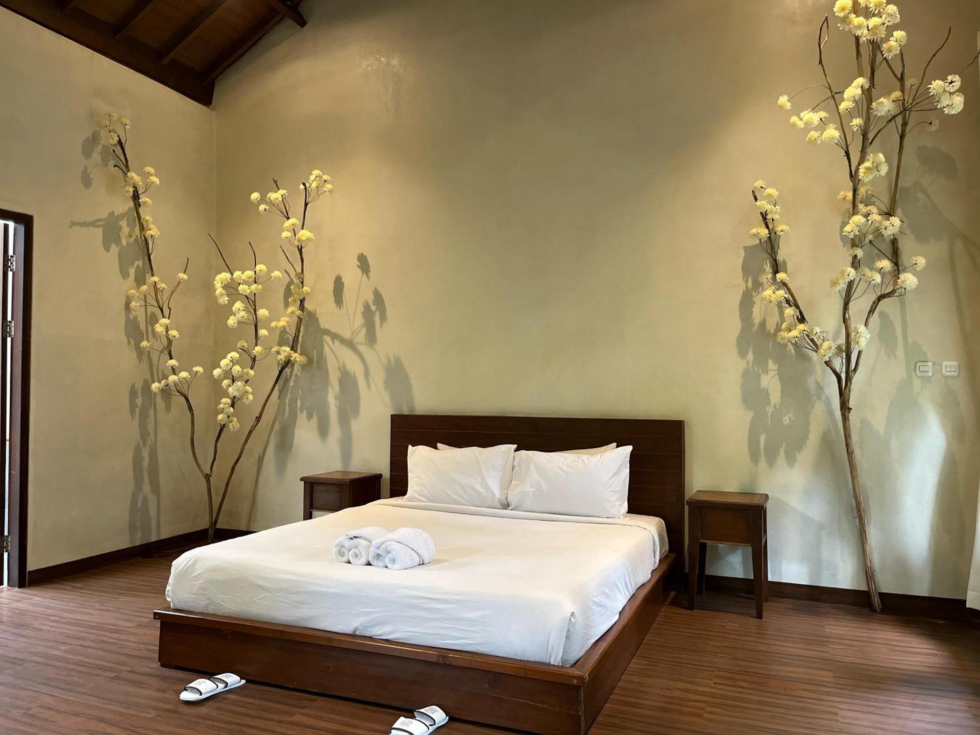 Imah Seniman Hotel Lembang Exterior photo