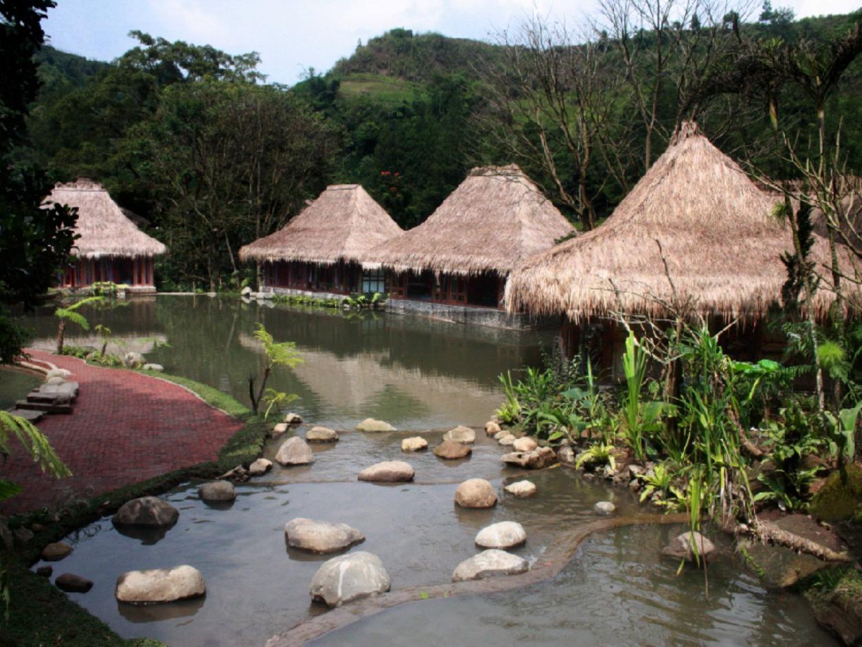 Imah Seniman Hotel Lembang Exterior photo