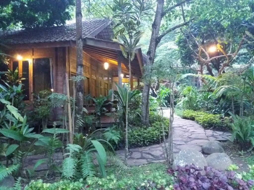 Imah Seniman Hotel Lembang Exterior photo