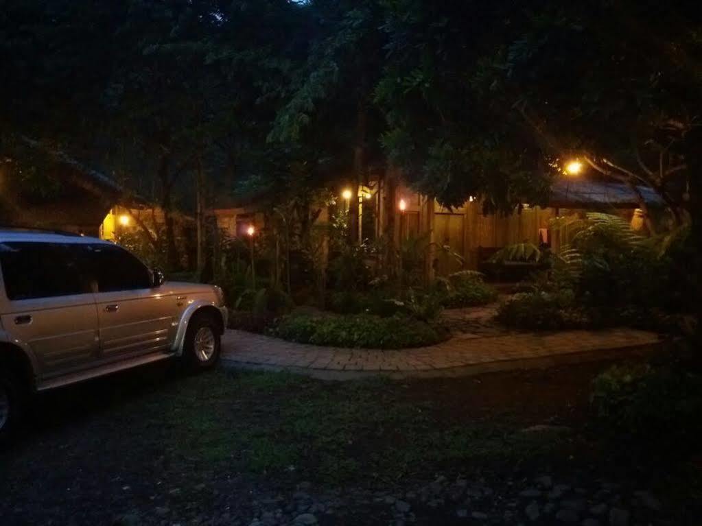 Imah Seniman Hotel Lembang Exterior photo