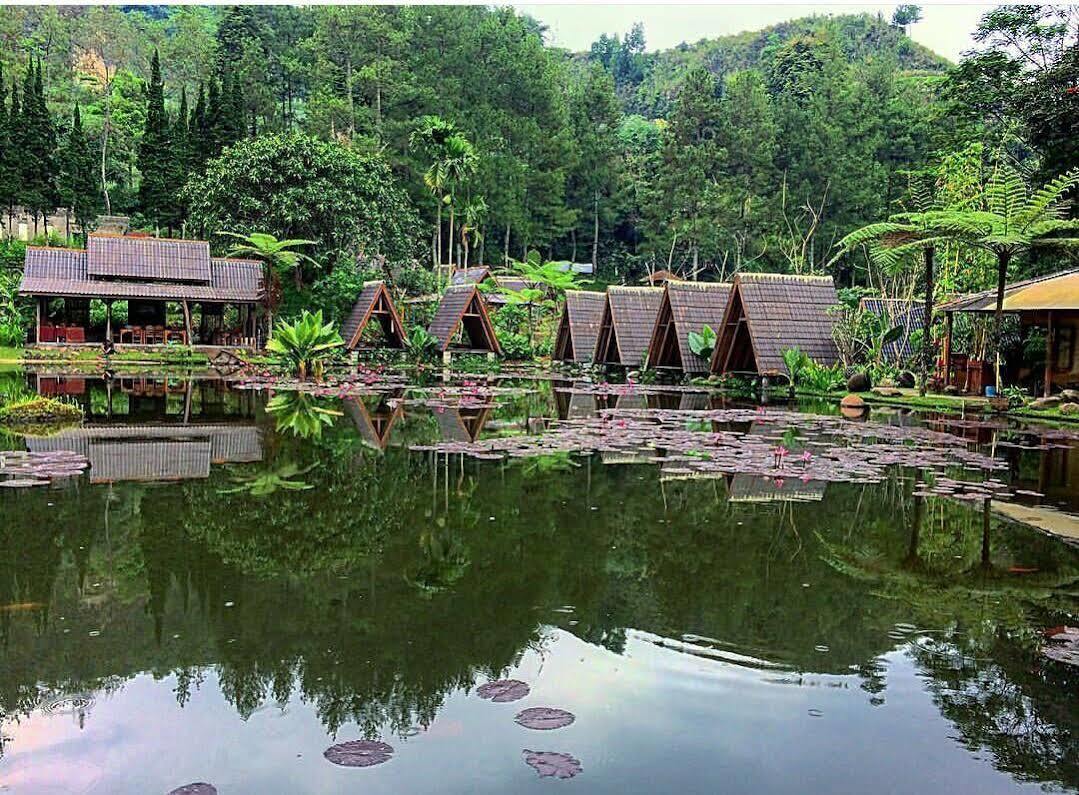 Imah Seniman Hotel Lembang Exterior photo