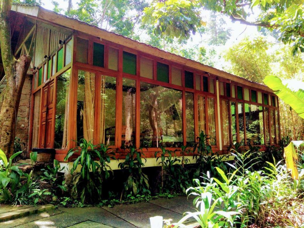 Imah Seniman Hotel Lembang Exterior photo